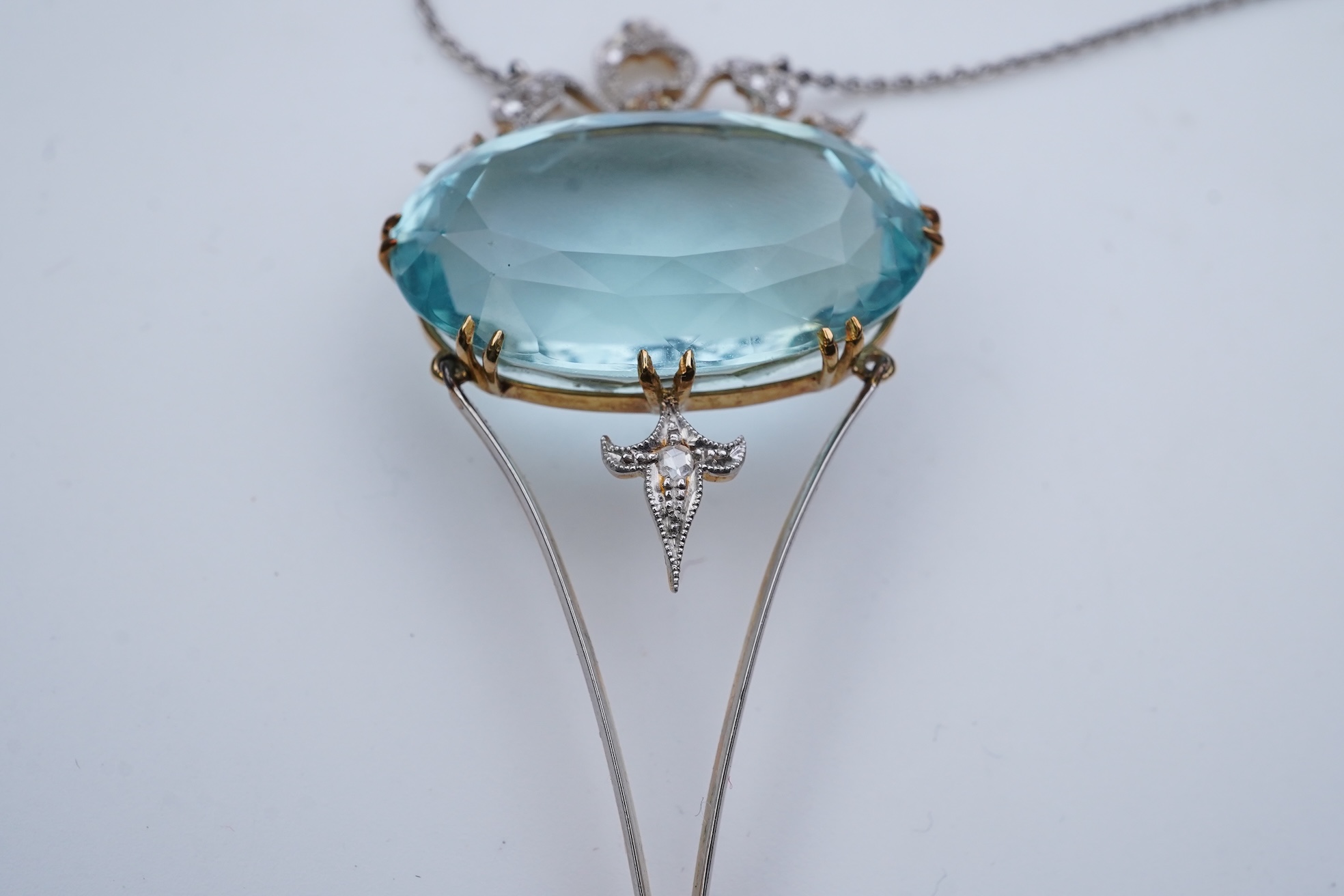 An Edwardian aquamarine and diamond pendant necklace, early 20th century